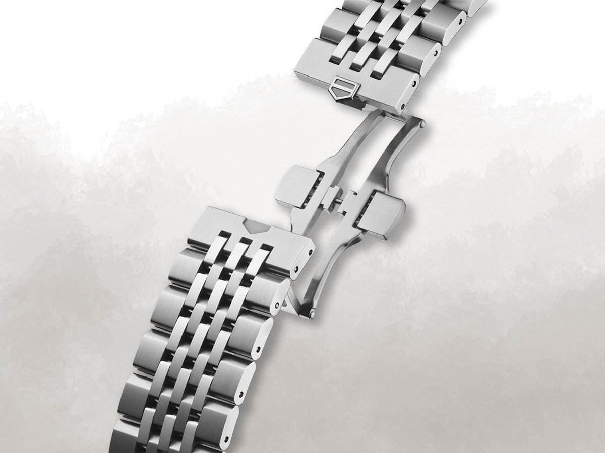 The TAG Heuer Carrera Chronograph Seafarer is presented on the traditional seven-row beads-of-rice steel bracelet