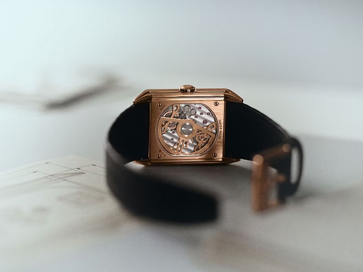 Calibre 7122 Movement inside the Audemars Piguet Neo Frame Jumping Hours