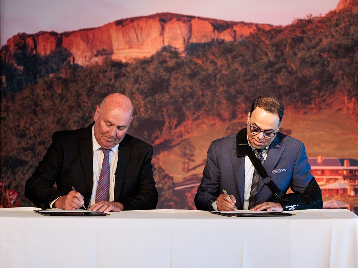 Barry Brown, Emirates DVP Australia and Rajeev Menon, President Marriott International Asia Pacific signing the new agreement